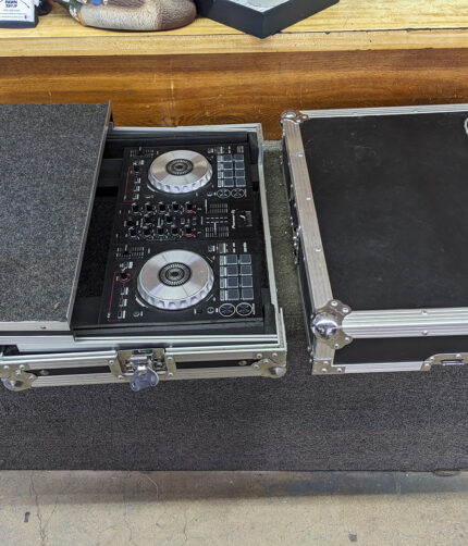 Pioneer DJ DDJ-SB3 2-channel DJ Controller for Serato DJ Lite with Odyssey Flight case